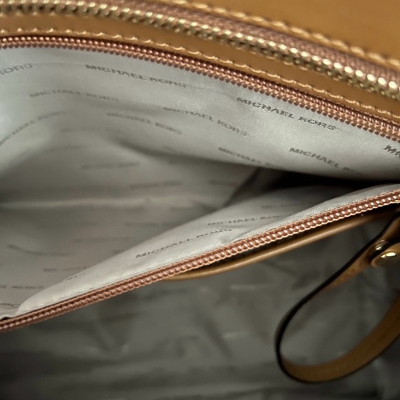 Like new Michael Kors bag - Picture 6 of 11